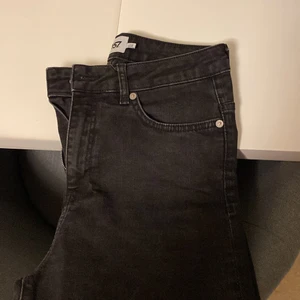 Svarta jeans  - Säljer dom från lager 157 kostade 300 säljer för 150 kr har använt dom flera gånger 