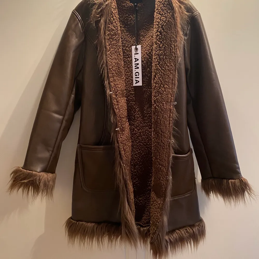 Taipan jacket från I AM GIA, aldrig använd. Fodrad inuti! Köpt för 163€ exkl frakt och tull. Köparen står för frakt . Jackor.