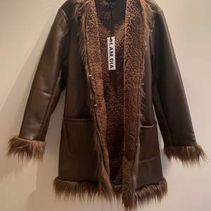 Taipan jacket från I AM GIA, aldrig använd. Fodrad inuti! Köpt för 163€ exkl frakt och tull. Köparen står för frakt 