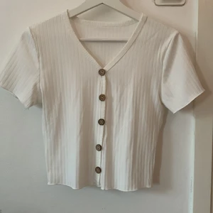  Vit V-neck topp -  Vit topp som man kan ha på sommaren våren och även vinter med en kofta ☀️⛄️