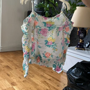 Off shoulder tröja  - Gott skick aldrig använd. 140 för barn i 9-10 år. 