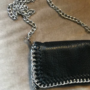 TIAMO väska🖤🖤🖤🖤🖤🖤 - säljer nu min älskade tiamo väska🖤🖤 fint skick och passar till allt🖤🖤🖤 säljer endast vid ett bra bud! Buda seriöst🖤🖤🖤🖤🖤🖤🖤🤍🤍🤍🤍🤍