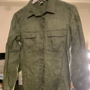 Grön linneskjorta  - Superfin linneskjorta som går att styla till allt! 