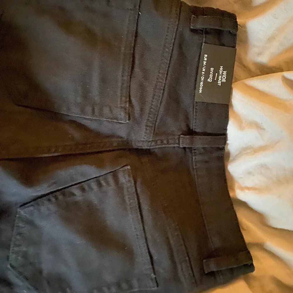 Inte använda nån gång, lappen är kvar. Svarta vanliga jeans från hm. . Jeans & Byxor.