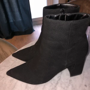 Svarta klackar - Svarta, spetsiga klackskor i mockaimitation. Storlek 38, men små i storleken då de är rätt smala på bredden. Från NA-KD men köpta från Sellpy. 