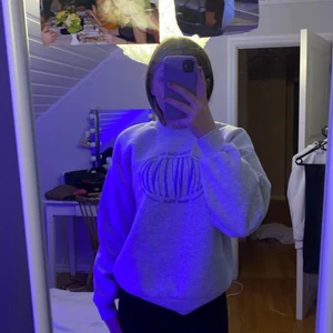 Tröja från ginatricot storlek S - En tröja från ginatricot med tryck fram. Använd få tal gånger. Köparen står för frakten 