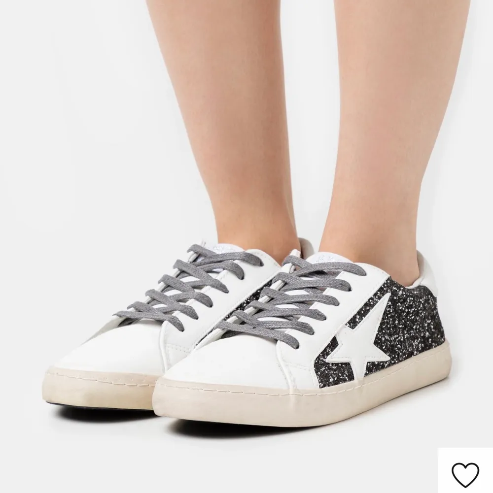 skitsnygga vita glittriga sneakers köpta från Zalando, slutsålda!! är i bra skick förutom att de tappat lite glitterkorn på vissa ställen men inget som syns jättetydligt,❤️‍🔥 nypris 630kr, säljer för 300!! Köpare står för frakt . Skor.