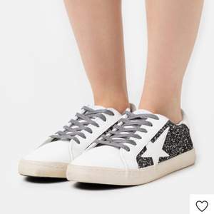 skitsnygga vita glittriga sneakers köpta från Zalando, slutsålda!! är i bra skick förutom att de tappat lite glitterkorn på vissa ställen men inget som syns jättetydligt,❤️‍🔥 nypris 630kr, säljer för 300!! Köpare står för frakt 