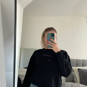 En svart vanlig sweatshirt från bershka i bra skick. Priset är 50 kr + frakt