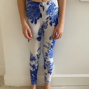 Tight - Grå tight med blå blommor på från Molo storlek 128 har använt 7 gånger men är tvättade efter användning och får det för är billigare pris🥰