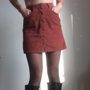 Manchesterkjol - Kjol i manchester med knäppning. Inköpt 2nd hand, ursprungligen från Sfera. Bra skick. Storlek S. 