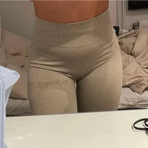 Beiga träningstight  - Säljer dessa snygga beiga träningstights som tyvärr inte kommer till användning då jag har 2 par. storlek M och är i nyskick 