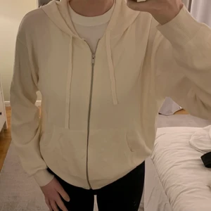 Hoodie - En superskön, tunn hoodie från H&M i strl L. Jag har normalt strl M. Endast använd en gång, så den är i mycket bra skick. Skulle beskriva färgen som off-white eller väldigt ljus och varm beige. Den är tunt stickad i materialet. Fraktkostnad tillkommer.