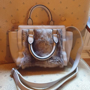DonDonna - Superfin väska från DonDonna i vinter beige med päls.stl medium.bär den som handväska eller axelväska 