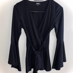 Svart blus i storlek S - Jättefin blus i svart, ganska tunt tyg. Har bara använt den ett par gånger, men den ser ut som ny. Passar till fest och till vardag. 