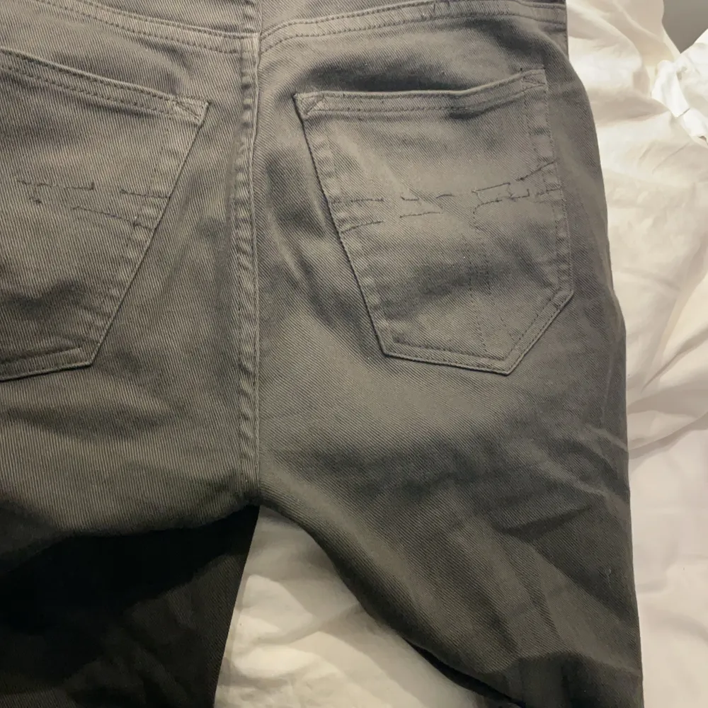 Säljer mina fina mörkgröna jeans från Tiger of Sweden p.g.a. att de är för långa för mig, som ni ser på bilderna. Jag är 163 cm. Storlek: W27 L32 Nypris: 1199kr 💞 Säljer för 150kr exkl. frakt. Jeans & Byxor.