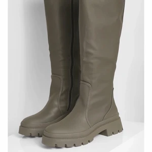 Höga Boots - Säljer mina absoluta favorit stövlar i storlek 37 pga jag har ett par exakt likadana, skitsnygg unik färg ”khaki”. Dem är endast använda en gång så finns inga tecken på användning, i helt nytt skick. Köpta på Boohoo för 810 kr 💕