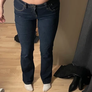 Lågmidjade raka jeans - Lågmidjade raka superfina jeans , jag är 163 cm och dem sitter bra på mig skulle även passa någon lite längre 