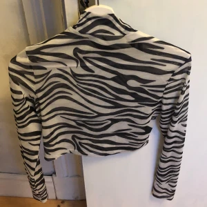 zebra topp - säljer denna zebra topp som är sjukt snygg, den är lite genomskinlig men de är de den ska vara. Säljer då den är lite  liten på mig. Mitt pris 50kr + frakt 💕 storlek M men skulle säga mer som S/M