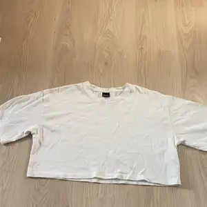 Oversize croppad T-shirt i vitt, har ej används många gånger ( Max 3 gånger ), beställer man så får man den struken såklart;)