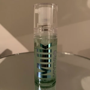 Primer Milk - Milks travel size hydro grip primer (10ml)! Säljer då jag redan har andra primers och inte är i behov av denna! Har använt en halv pump🌸 