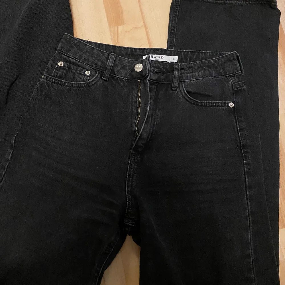 Säljer dessa perfekta svarta jeansen från NAKD. De är i storlek 34 och är lite små på mig som brukar ha 36. Jag är 174. Hör gärna av er för mer info!. Jeans & Byxor.
