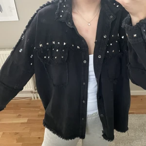 Skjort/jacka med nitar - Från zara. Bra skick. Storlek XS men passar även S. Frakt 66kr