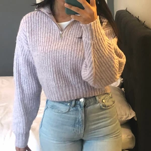 Lila stickad tröja - Från GinaTricot, sparsamt använd. Storlek Small.