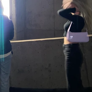 Lika väska  - Lila, glansig väska från H&M. Knappt använd 