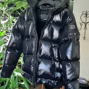 Vinterjacka Peak Performance stlS - Helt ny och oanvänd snygg varm med etiskt framställt dun !