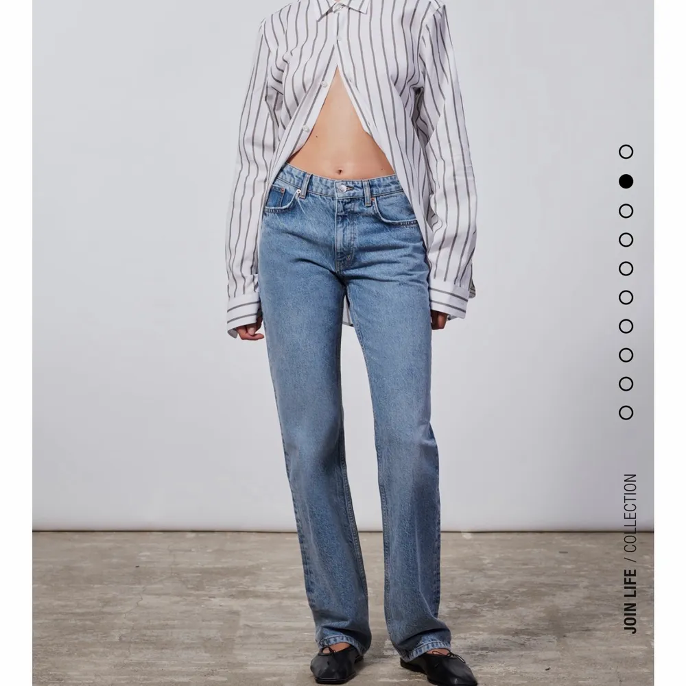 Säljer mina helt oanvända mid-waist jeans ifrån zara✨ Prislapp och allt är kvar på byxorna då de tyvärr inte passade mig, storlek 36. Jeans & Byxor.