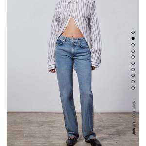 Säljer mina helt oanvända mid-waist jeans ifrån zara✨ Prislapp och allt är kvar på byxorna då de tyvärr inte passade mig, storlek 36