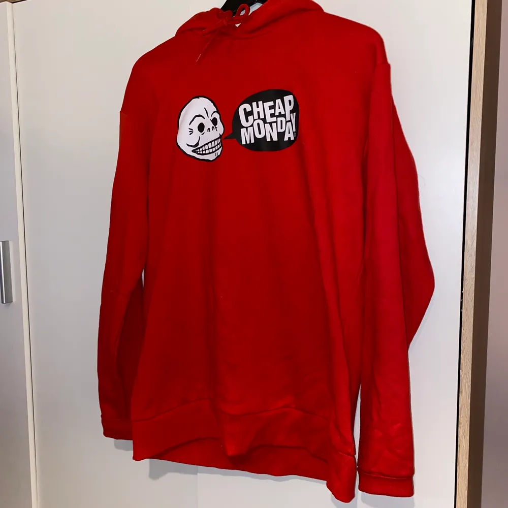 En röd hoodie i lite längre modell från cheap monday. Använd 1-2 ggr så väldigt bra skick! Köpare står för frakten, 66:-. Hoodies.
