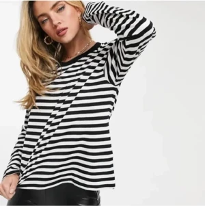 Randig tröja  - (Lånad bild) Randig trendig tröja från monki aldrig använd 💞 sitter oversize på mig som bär S i vanliga fall 