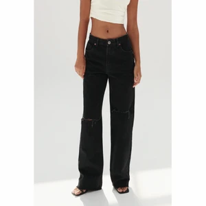 Svarta jeans från Zara - Säljer dessa full length jeans storlek 38 från zara. Använda ett fåtal gånger så iprincip nyskick! Nypris 399kr. Frakt tillkommer på 30kr