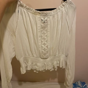 Vit blus  - En jätte fin vit blus som passar till både ett par jeans eller någon tajt fin kjol. 