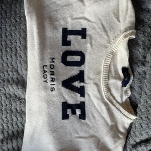 Morris lady tröja - Säljer min tröja från Morris lady i nyskick. Köpt för 999kr och säljer nu för 299kr men priset kan diskuteras! Storlek M men sitter även bra på mig som vanligtvis har S