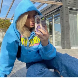 Svea hoodie - Slutsåld på hemsidan. Blå hoodie från Svea, deras Milkyway kollektion. Älskar men använder aldrig.. 