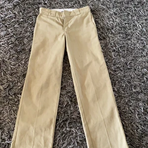 Dickies 874  - dickies 874 beige, köpte precis dom här men säljer pågrund av att dom var för små, dom är i bra skick 