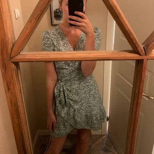 Grön klänning strl s - Säljer denna fina klänning i strl s! Så fin och somrig👌🥰