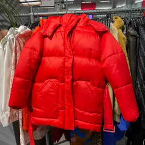 Säljer denna sjukt snygga röda jacka från na-kd som jag med sorg behöver rensa ut💖 den är super mysig och har ett snyggt band i midjan👍🏽💖