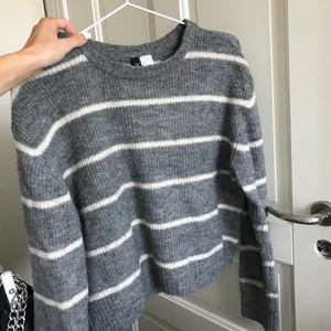 Randig tröja  - Stickad randig tröja från hm! 50kr plus frakt