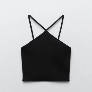 Korsat Zara Topp - Ett helt slutsåld korsat linne ifrån zara, pris kan diskuteras! Använd ett fåtal gånger💕