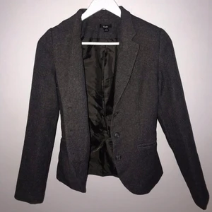 Mörgrå kavaj - Kavaj från Cubus i storlek 34 som tyvärr är för liten för mig. Använd ett fåtal gånger. 100kr inklusive frakt