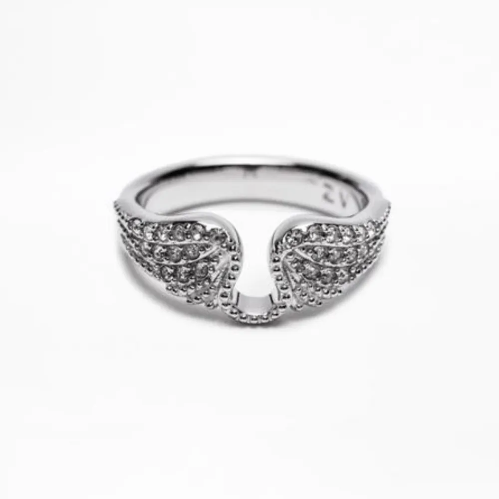 Sååå fin Zadig ring med det klassiska ving-motivet, stenarna har åkt av ringen men fortfarande i fint skick. Köpt för 900kr i Stockholm för något år sen💕💕💕. Accessoarer.