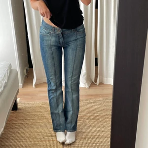 Lågmidjade jeans - Svincoola lågmidjade jeans med en söm på benet. Väldigt bekväma. Jag är 176cm lång och brukar ha S-M i jeans 