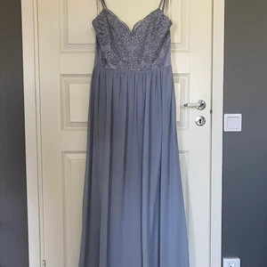 Balklänning från chi chi - Säljer min balklänning från chi chi London. Använd en kväll. Nypris 1100kr. Fint skick. Stl. Uk 16/ EU 44