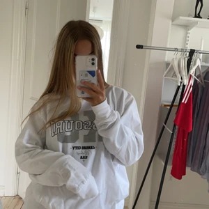 Vit sweatshirt - Säljer denna oanvända sweatshirten. Köparen står för frakten.