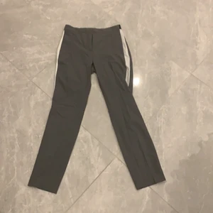 Gråa kostymbyxor - Gråa kostymbyxor med vita detaljer på sidorna