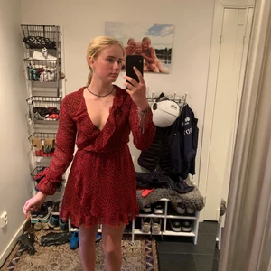 Säljer klänning!! - Jättefin. Har en knapp om du inte vill ha lika mycket urringat! Byter gärna mot zaras leopard klänning!